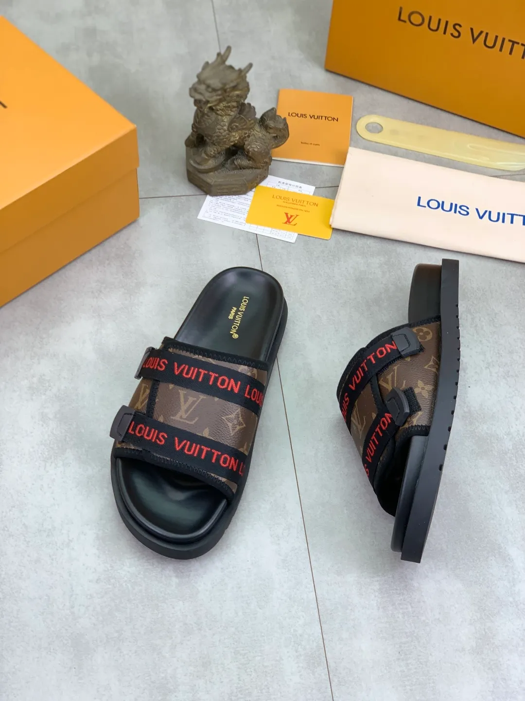 Men's shoes 💰P320💰【New style】🆘 Original quality 【LOUIS VUITTON】The popular Louis Vuitton LV men's slippers on the official website are on sale simultaneously! Original fabric imported from Italy, original factory special supply, code number: 38-44 (45 customized), many colors available